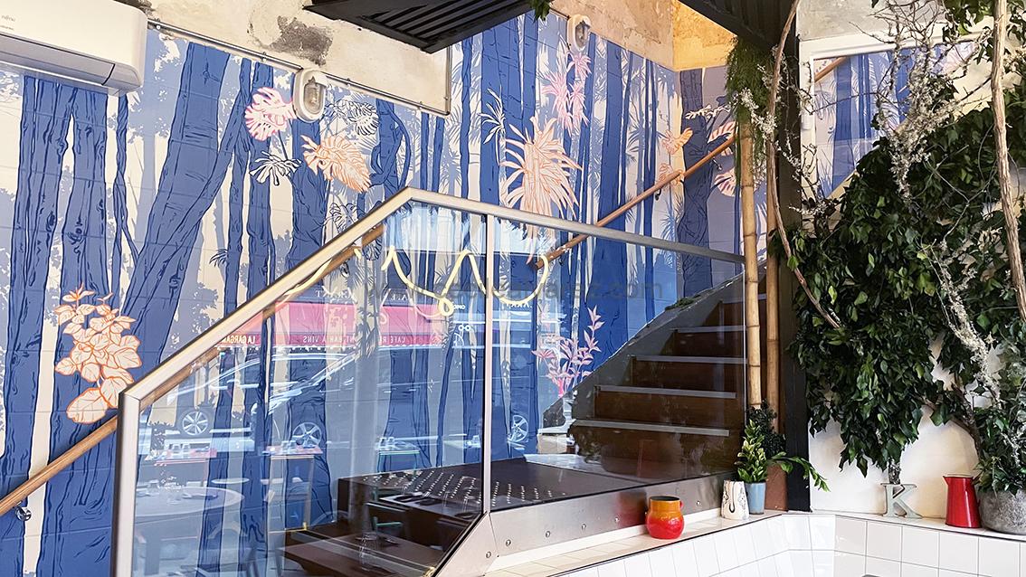 fresque canopée escaliers restaurant Kozy Paris cécile alvarez caddous&alvarez